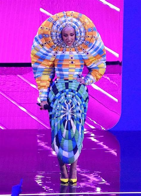 doja cat in the hat|MTV VMAs 2021: Host Doja Cat Wears Chair Hat,。